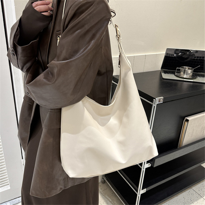 Leather Work Outfit - Şık Siyah Deri Omuz Altı Çantası